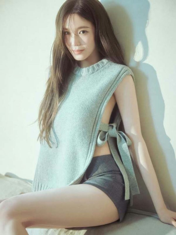 Tiffany Young Flaunts Bold Side-Profile Look, Husband Byun Yo Han Leaves a Sweet Reaction
