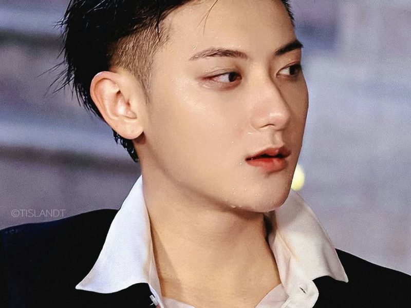 Huang Zitao Criticizes Dental Clinic for Secretly Taking and Sharing Photos
