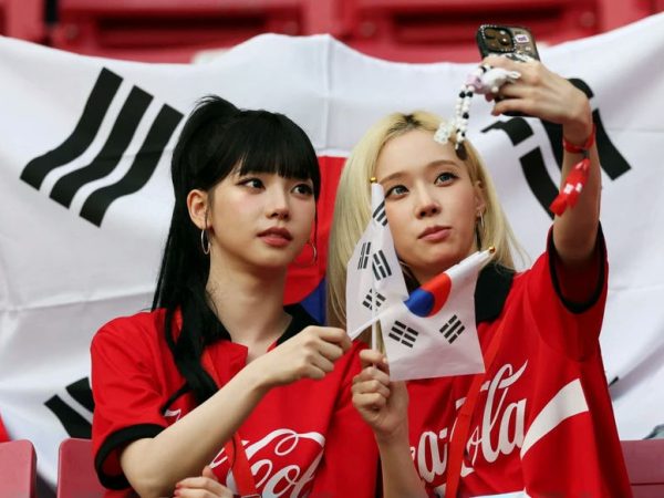 AI-Like Beauty Karina Draws Attention While Cheering for South Korea at World Cup 2026