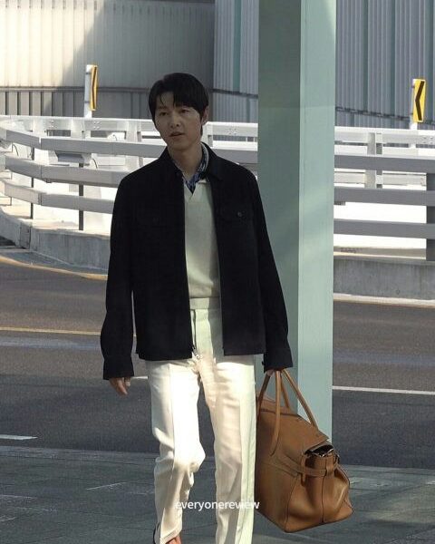song joong ki airport photos