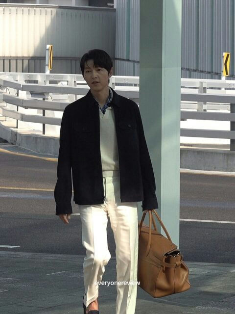 song joong ki airport photos