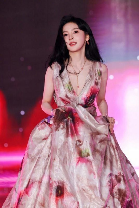Princess-Like Actress Lifting Her Dress on the Red Carpet Leaves Fans Spellbound: A Real-Life Flower Fairy With Perfect Features