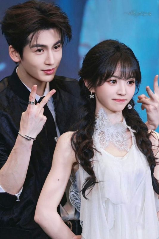 Zhang Linghe and Tian Xiwei Spark Dating Rumors With Matching “Late-Night Walk” Videos
