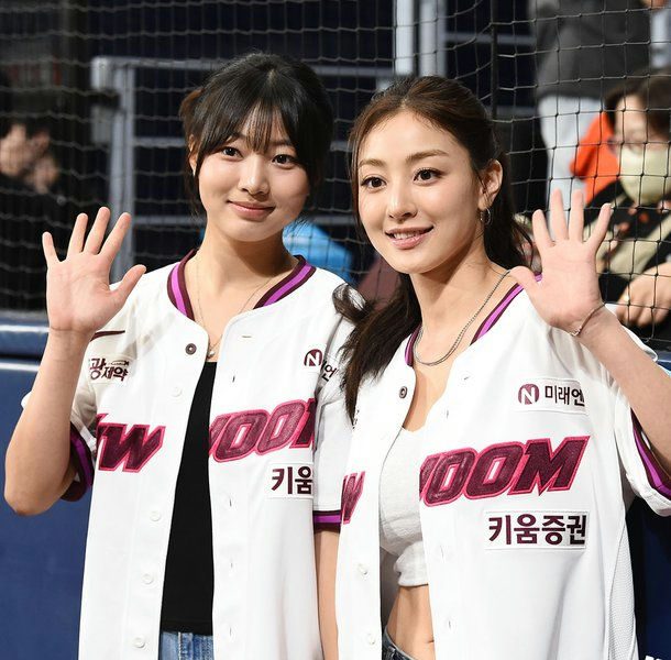 jihyo sister lee ha eum baseball event