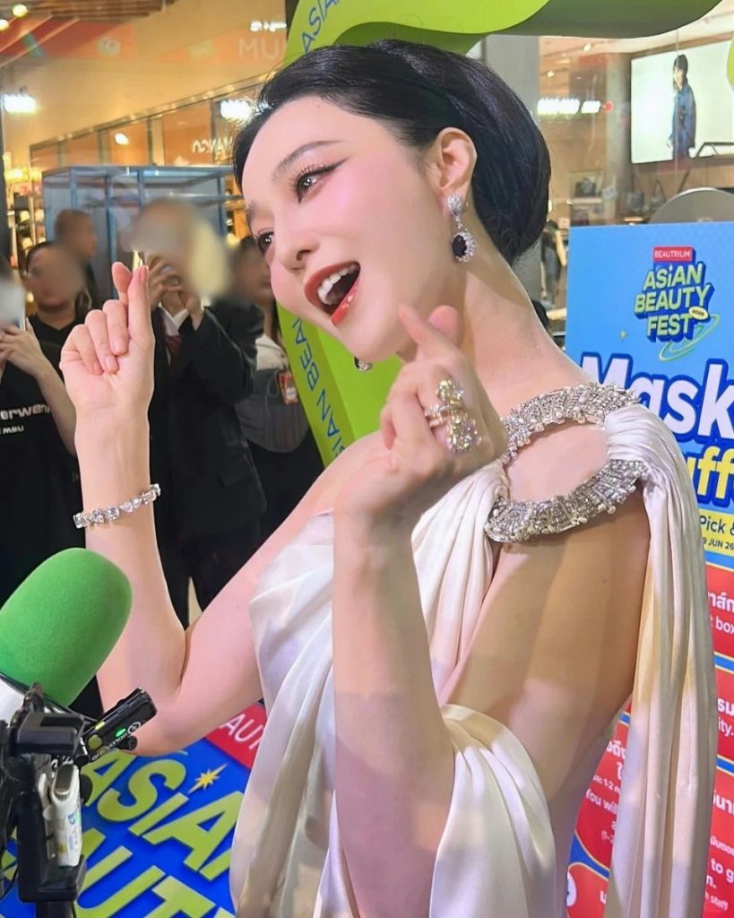 Çin'in Parlayan Yıldızı Fan Bingbing Hakkında Şok İddia: Kripto Para Milyarderinden Gizli Bebek Mi Dünyaya Getirdi? 1 Fan Bingbing Tayland Güzellik Fuarı'nda kameralara poz verirken. Ünlü aktrisin özel hayatındaki gizem perdesi sürekli gündemde.