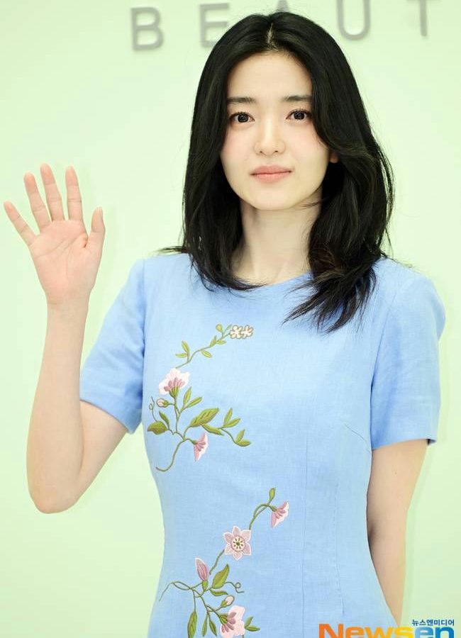 Kim Tae-ri Sister I Am Queen in This Life