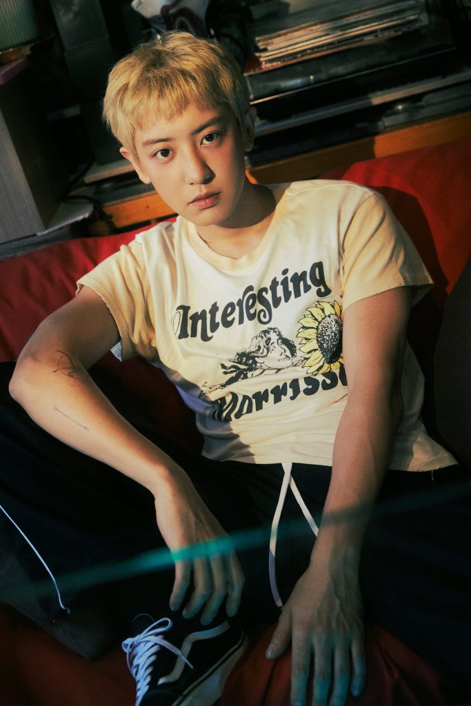 EXO'dan Chanyeol'un 'Black Out'ı Yürekleri Fethetti: Ayrılık Sonrası Duygu Karmaşası ve Karanlık Metaforu 1 Chanyeol'un Black Out şarkısının lirik posteri, karanlık ve hüzünlü atmosferi yansıtıyor.