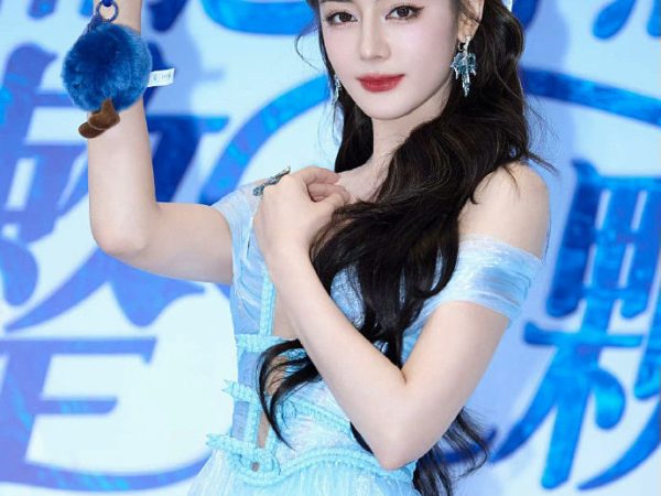 Dilraba Dilmurat Draws Attention With Risky Fashion Choice at Xi’an Appearance